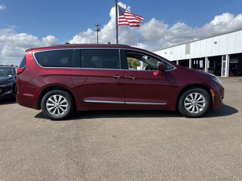 Used 2017 Chrysler Pacifica Touring-L image 4