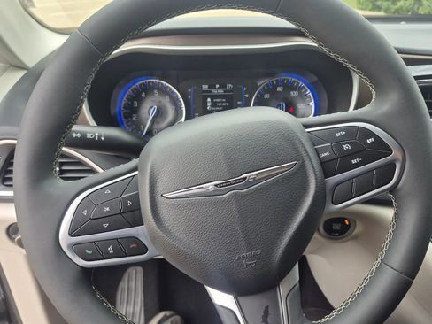 Used 2022 Chrysler Voyager LX image 31