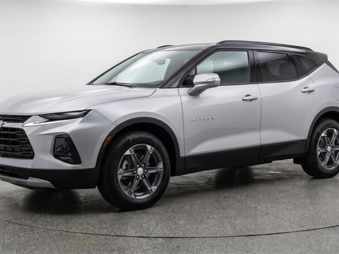 Used 2025 Chevrolet Blazer LT FWD image 3