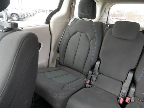 Certified 2021 Chrysler Pacifica Touring FWD image 12