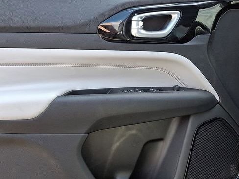 Used 2025 Jeep Compass Limited AWD/4WD image 12