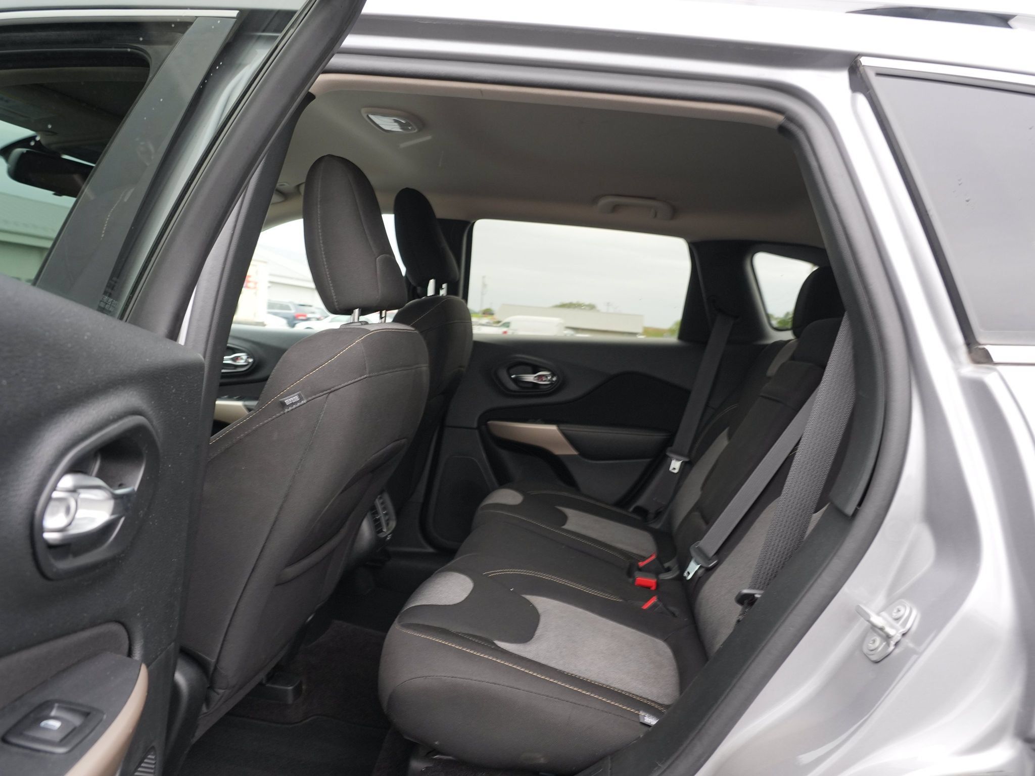 Used 2018 Jeep Cherokee Latitude w/ Safety Group AWD/4WD image 18