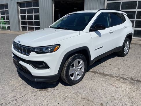 Used 2022 Jeep Compass Latitude w/ Convenience Group AWD/4WD image 3