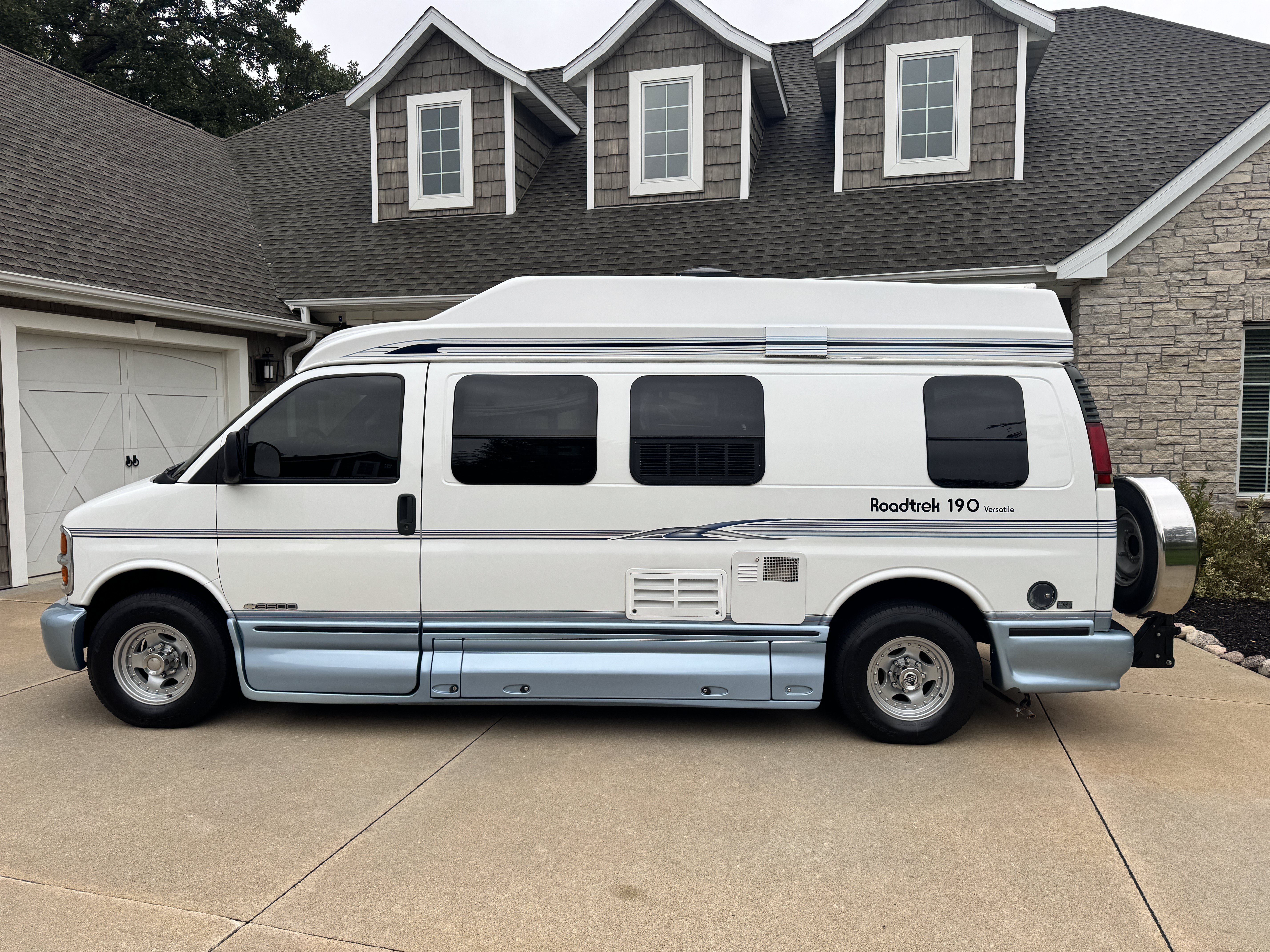 Used 2002 Chevrolet Express 3500 Extended w/ Preferred Equipment Group 2 RWD image 3