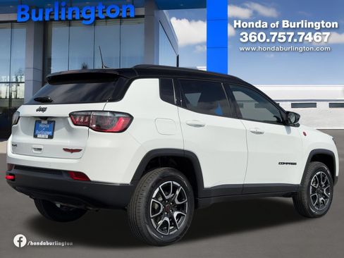 Used 2025 Jeep Compass Trailhawk AWD/4WD image 6