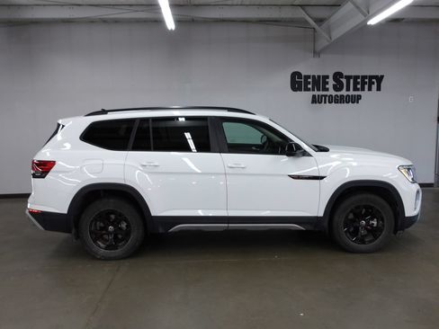 Used 2025 Volkswagen Atlas Peak Edition SE AWD/4WD image 3