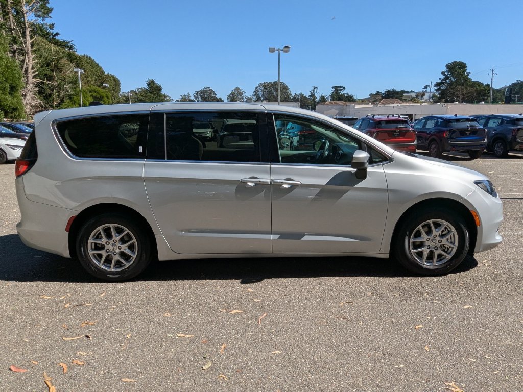 Used 2023 Chrysler Voyager LX FWD image 4
