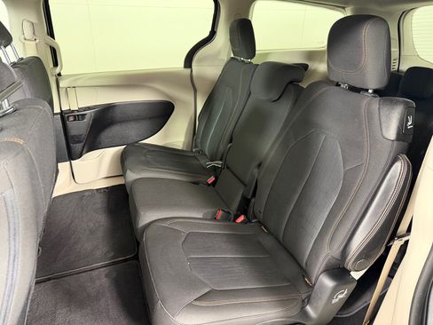 Used 2017 Chrysler Pacifica Touring FWD image 18