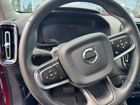 Used 2021 Volvo XC40 T5 Momentum w/ Premium Package AWD/4WD image 9