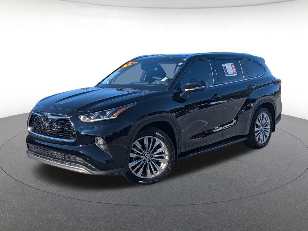 Used 2024 Toyota Highlander Platinum FWD image 1