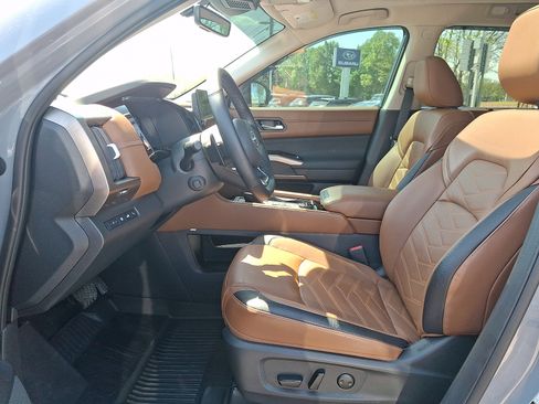 Certified 2025 Nissan Pathfinder Platinum w/ Black Appearance Package AWD/4WD image 14