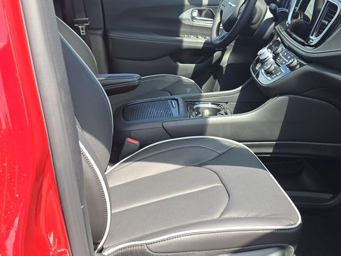 New 2026 Chrysler Pacifica Limited w/ S Appearance Package image 23