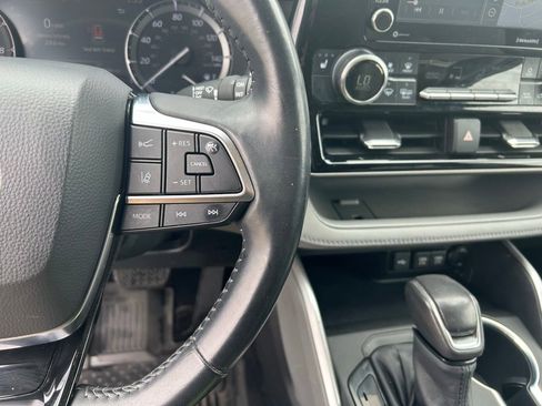 Used 2020 Toyota Highlander XLE AWD/4WD image 23