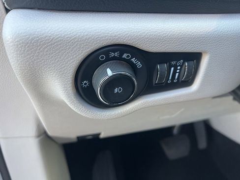 Used 2023 Chrysler Pacifica Touring-L image 47