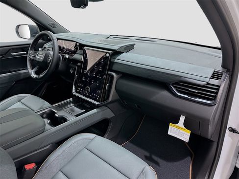 New 2026 GMC Acadia AT4 image 31