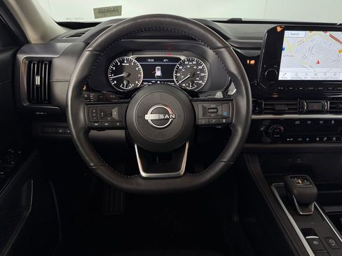 Used 2025 Nissan Pathfinder SL image 11