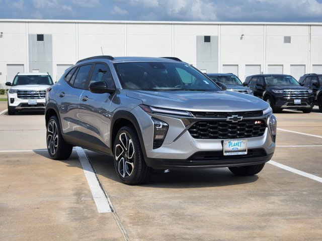 Used 2024 Chevrolet Trax RS w/ Sunroof Package FWD image 3