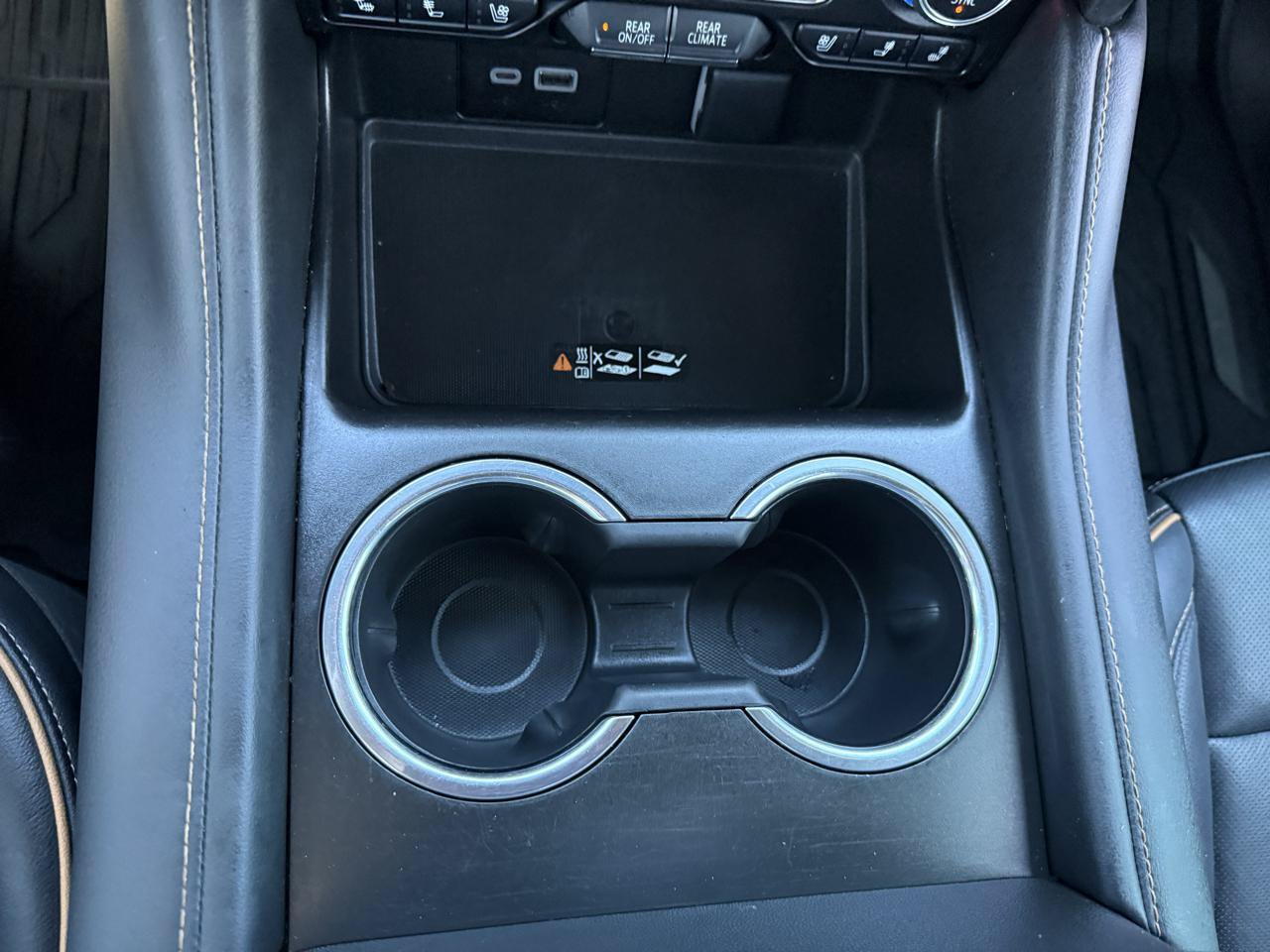 Used 2024 GMC Yukon AT4 w/ Technology Package AWD/4WD image 38