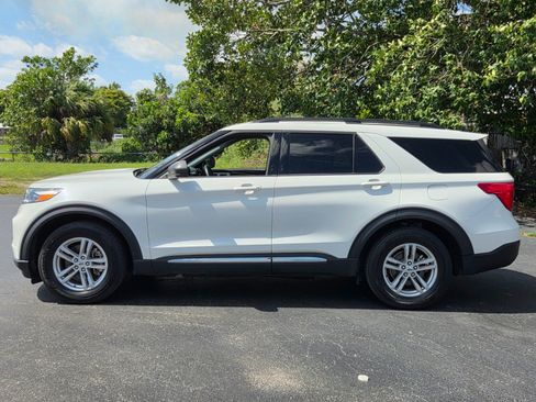 Used 2022 Ford Explorer XLT RWD image 2