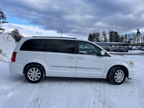 Used 2014 Chrysler Town & Country Touring image 14