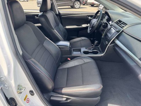 Used 2017 Toyota Camry SE w/ Moonroof Package FWD image 13