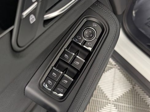 Certified 2023 Porsche Macan AWD/4WD image 27