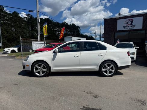 Used 2010 Volkswagen Jetta SE FWD image 2