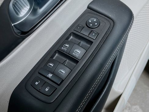 Used 2024 Chrysler Pacifica Touring-L FWD image 17