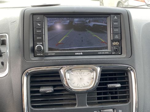 Used 2015 Chrysler Town & Country Touring image 13