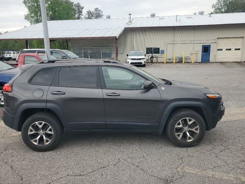 Used 2017 Jeep Cherokee Trailhawk w/ Cold Weather Group AWD/4WD image 5