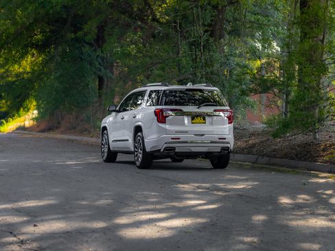 Used 2021 GMC Acadia Denali w/ Denali Technology Package FWD image 43