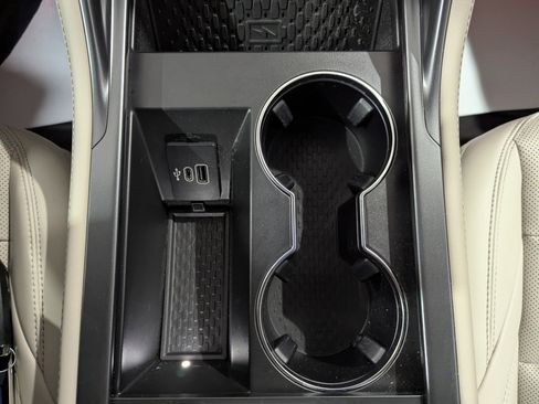 Used 2025 Lincoln Nautilus Premier image 19