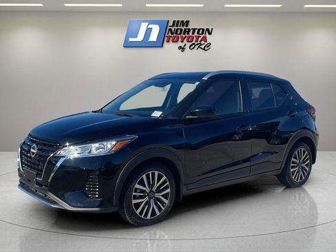 Used 2023 Nissan Kicks SV image 1