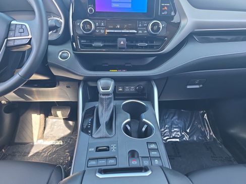 Certified 2025 Toyota Highlander XLE AWD/4WD image 11