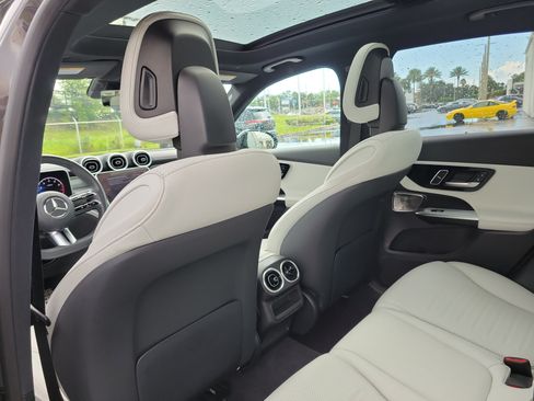 Used 2024 Mercedes-Benz GLC 300 image 11