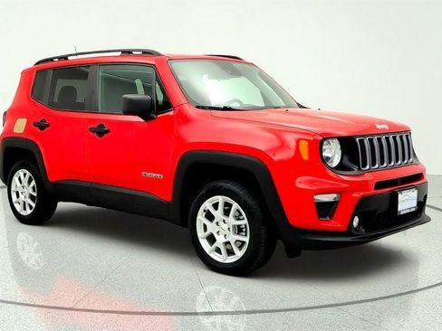 Used 2022 Jeep Renegade Latitude AWD/4WD image 3