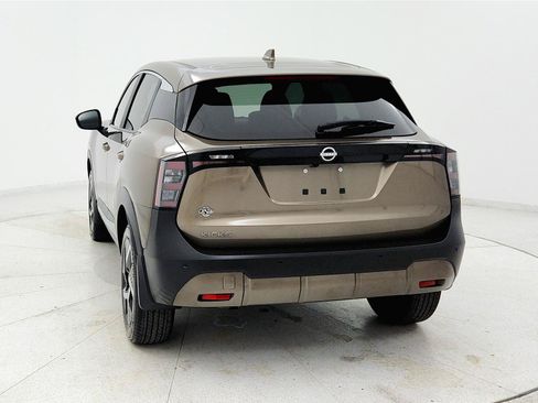 Used 2025 Nissan Kicks SV w/ Charging Package FWD image 4