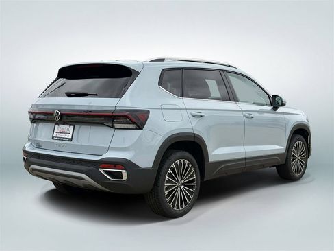 New 2026 Volkswagen Taos SE FWD image 3