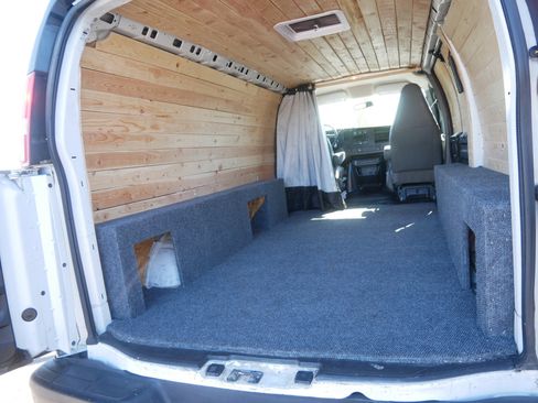Used 2017 Chevrolet Express 2500 RWD image 18