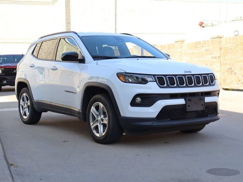 Used 2024 Jeep Compass Latitude AWD/4WD image 2