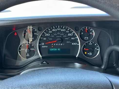 Used 2016 Chevrolet Express 3500 w/ Chrome Appearance Package RWD image 9