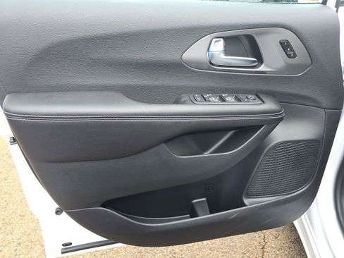 New 2026 Chrysler Pacifica Select AWD/4WD image 14