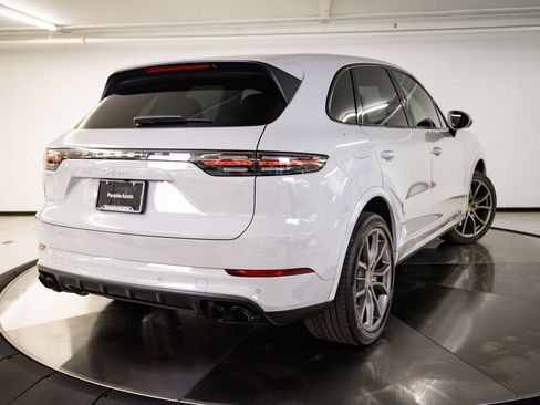 Certified 2023 Porsche Cayenne AWD/4WD image 7