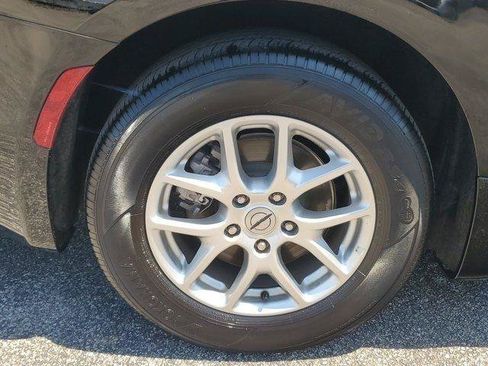 Used 2024 Chrysler Pacifica Touring-L FWD image 5