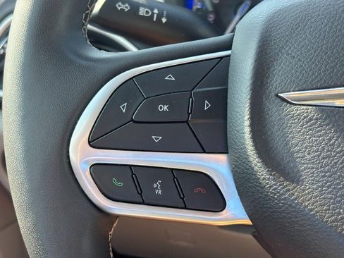 Used 2024 Chrysler Pacifica Touring-L FWD image 20