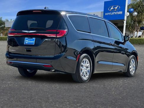 Used 2026 Chrysler Pacifica Select FWD image 3