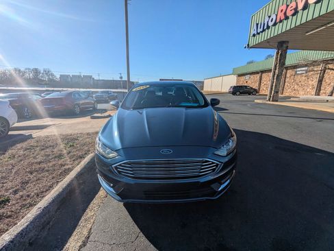 Used 2018 Ford Fusion SE w/ Equipment Group 201A image 2
