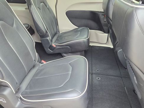 Used 2024 Chrysler Pacifica Limited FWD image 9