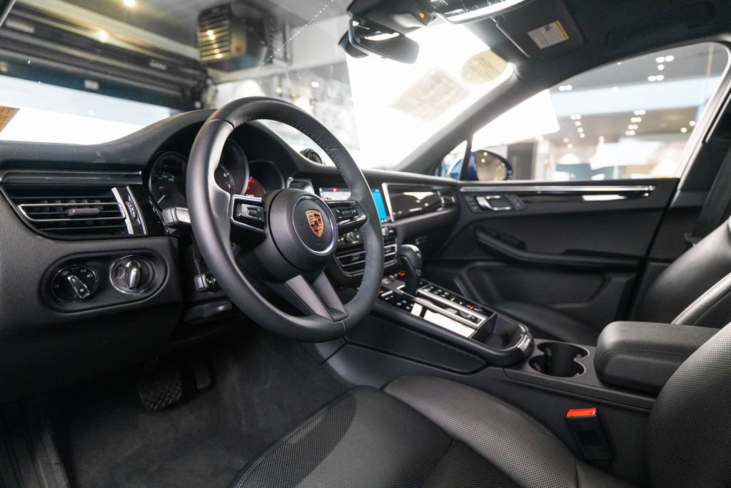 Certified 2025 Porsche Macan AWD/4WD image 4