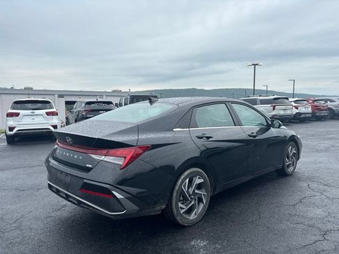 Used 2025 Hyundai Elantra Limited FWD image 2